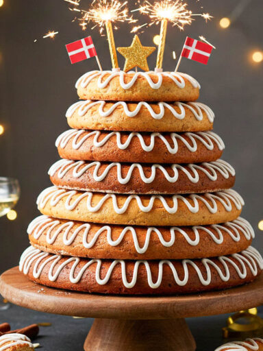Kransekage: Der Turm des Glücks (Skandinavischer Mandelkranzkuchen)