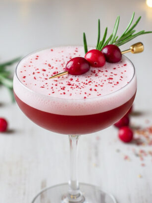 Festlicher Cranberry Rosmarin Gin Fizz