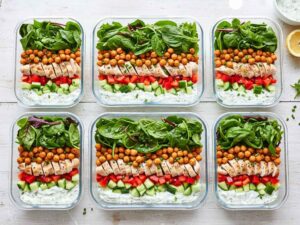 Proteinsalat mit Hähnchen, Kichererbsen und Gemüse