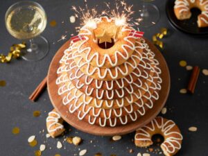 Kransekage: Der Turm des Glücks (Skandinavischer Mandelkranzkuchen)