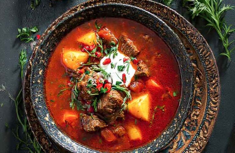 Rustikale Gulaschsuppe