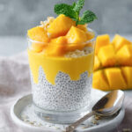 Knuspriger Reis Salat mit Avocado & Ei