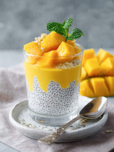 Mango Chia Pudding mit Kokos