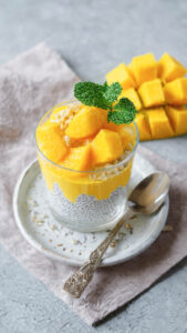 Mango Chia Pudding mit Kokos